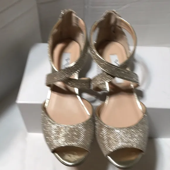 New! Nina glitter wedge sandals in rose gold and back zipper for easy entry