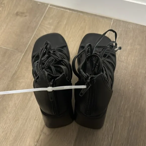 NEW! Steve Madden Black Leather Cherri Strappy Sandal - Size 7.5