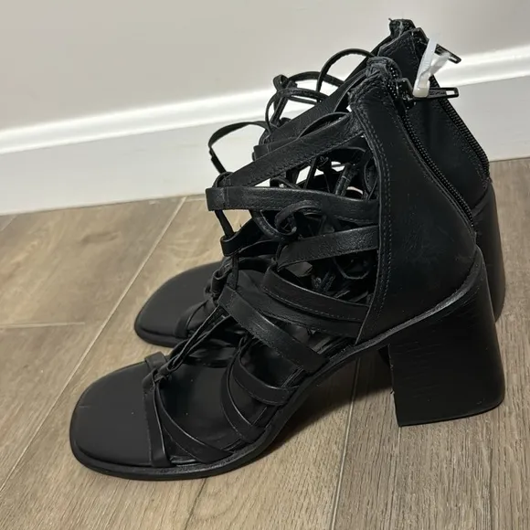 NEW! Steve Madden Black Leather Cherri Strappy Sandal - Size 7.5
