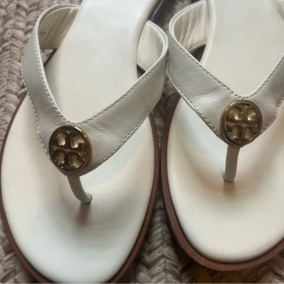 NEW Tory Burch Benton Calf Leather Thong Sandals in Ivory/Gold size 6