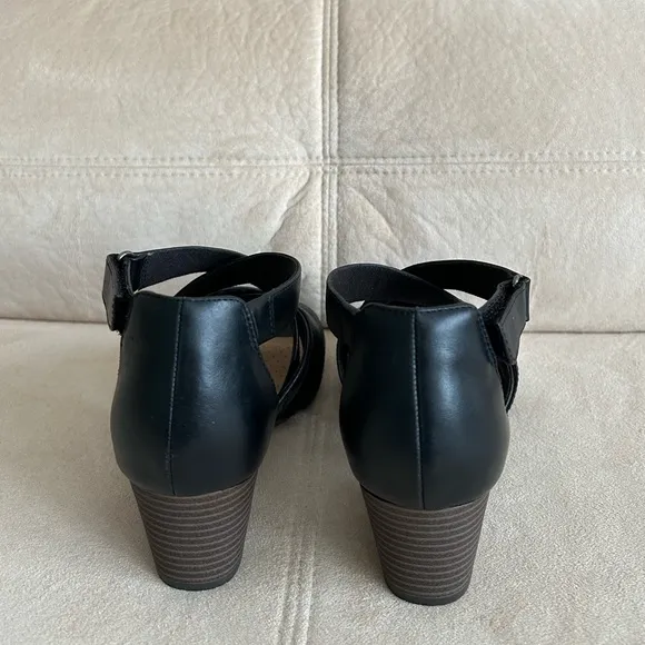 🔥NEW with Box🔥Classy Ortholite Footbed Clarks Leather Straps Heels Sandals, Wide