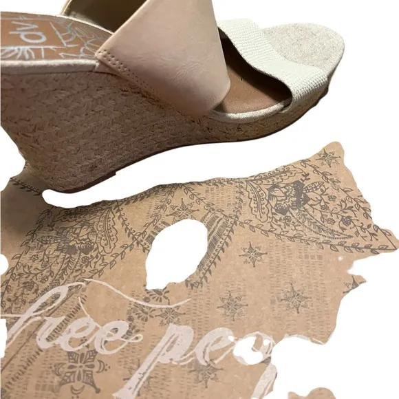 New w/o box DV by Dolce Vita Women's Tan and Cream wedge Sandals Size 9