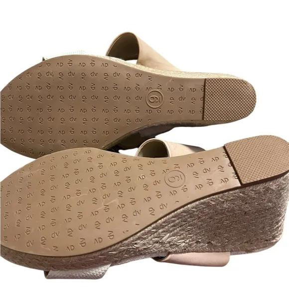 New w/o box DV by Dolce Vita Women's Tan and Cream wedge Sandals Size 9