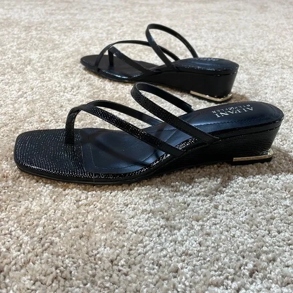 NIB 7.5 ALFANI strappy thong sandals black 2” heel gold tip square toe brand new