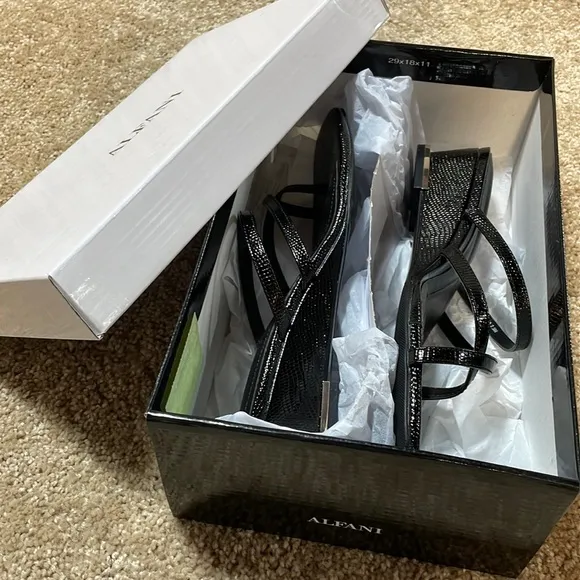 NIB 7.5 ALFANI strappy thong sandals black 2” heel gold tip square toe brand new