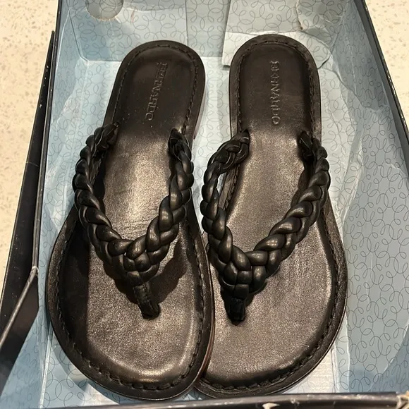 NIB | Bernardo Theo Thong Sandals | Size 9