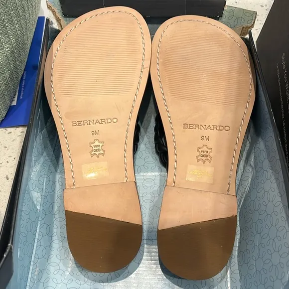 NIB | Bernardo Theo Thong Sandals | Size 9