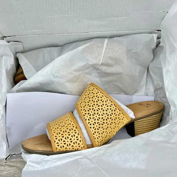 NIB Earth Origins Cayla 9M Slip On 2 Strap Leather Heeled Slide Sandals Yellow