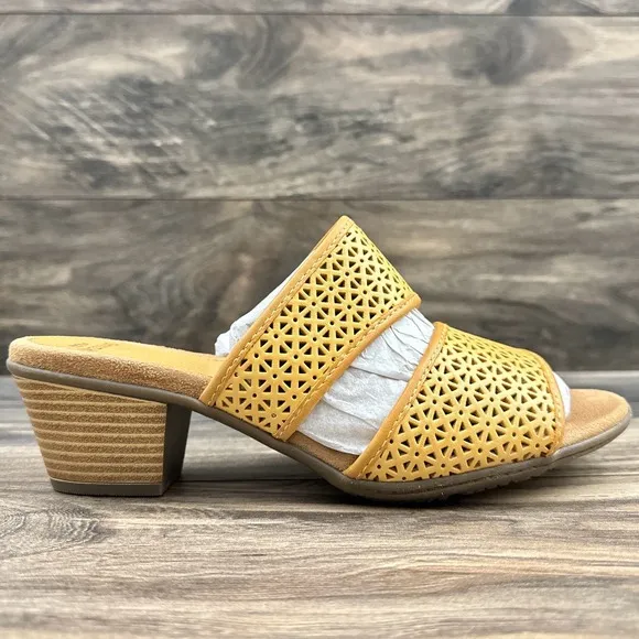 NIB Earth Origins Cayla 9M Slip On 2 Strap Leather Heeled Slide Sandals Yellow