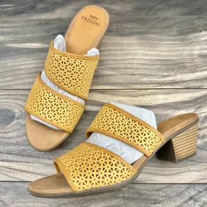 NIB Earth Origins Cayla 9M Slip On 2 Strap Leather Heeled Slide Sandals Yellow