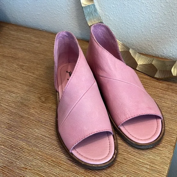 nib ✨HP ✨ FREE PEOPLE Mont Blanc Sandals in Pink
