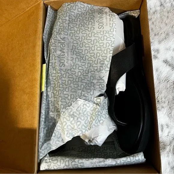 NIB SoftWalk Black Leather Kisi Sandals Slip-On Thongs sz 9.5 Wide