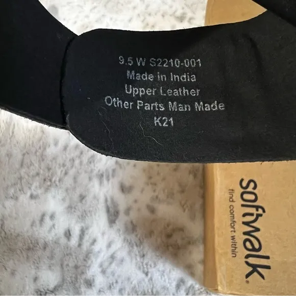 NIB SoftWalk Black Leather Kisi Sandals Slip-On Thongs sz 9.5 Wide