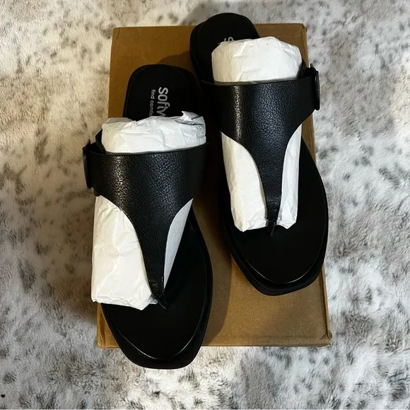 NIB SoftWalk Black Leather Kisi Sandals Slip-On Thongs sz 9.5 Wide