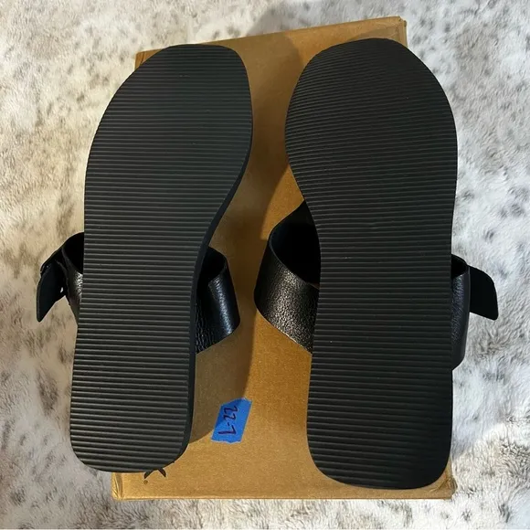 NIB SoftWalk Black Leather Kisi Sandals Slip-On Thongs sz 9.5 Wide