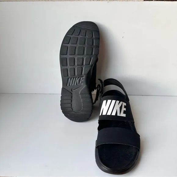 Nike Tanjun Sandals womens size 9 black athletic sports adjustable comfort