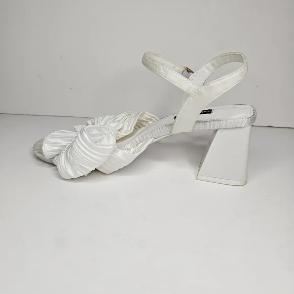 Nine West Open Toe All White Bow Sandal Chunky Heel Size 7.5