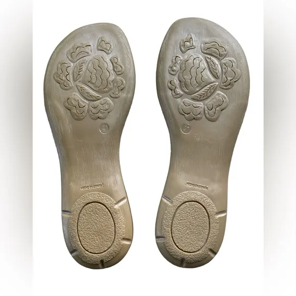 NWOT Andre Assous Nice Stretch Sandals in Platino, Size 41 (US Size 10-10.5)