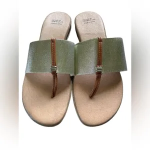 NWOT Andre Assous Nice Stretch Sandals in Platino, Size 41 (US Size 10-10.5)