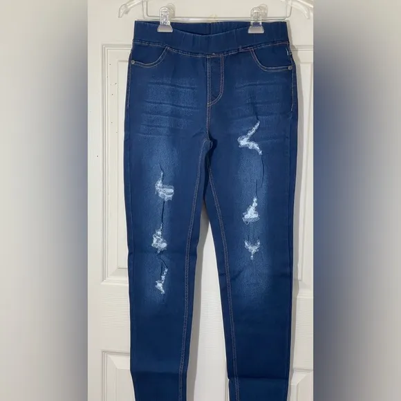 NWOT Blue Distressed-6 Jeggings With Pockets