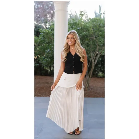 NWOT! Lanny Pleated Skirt – Ivory