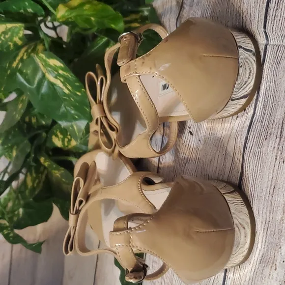 NWOT Miu Miu PRADA Nude Patent Leather Heel Bow Sandals
