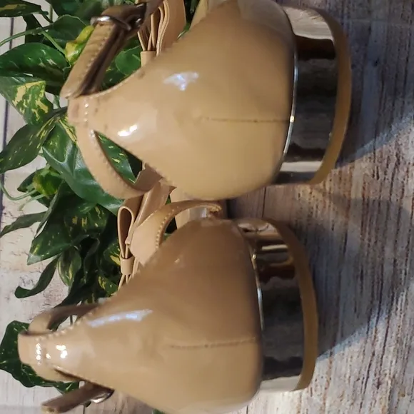 NWOT Miu Miu PRADA Nude Patent Leather Heel Bow Sandals