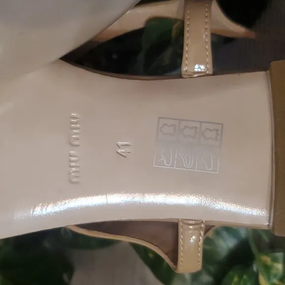 NWOT Miu Miu PRADA Nude Patent Leather Heel Bow Sandals
