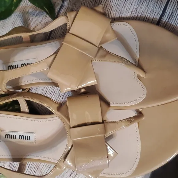 NWOT Miu Miu PRADA Nude Patent Leather Heel Bow Sandals