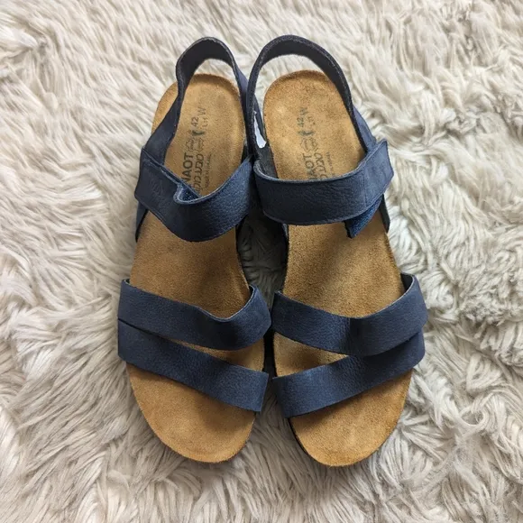 NWOT Naot Kayla Sandal in Navy Velvet Nubuck