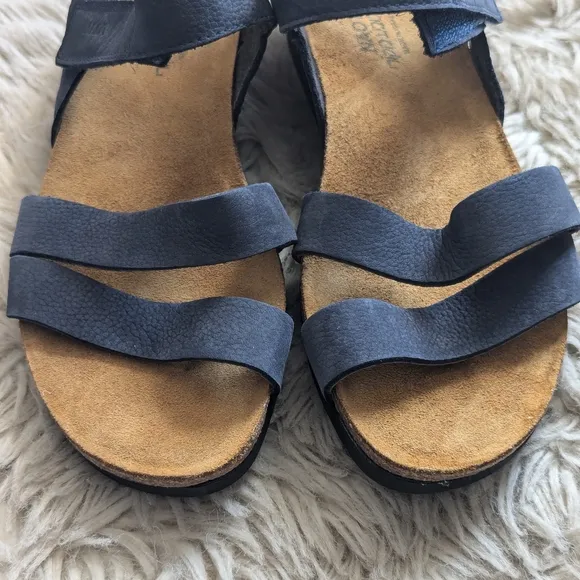 NWOT Naot Kayla Sandal in Navy Velvet Nubuck