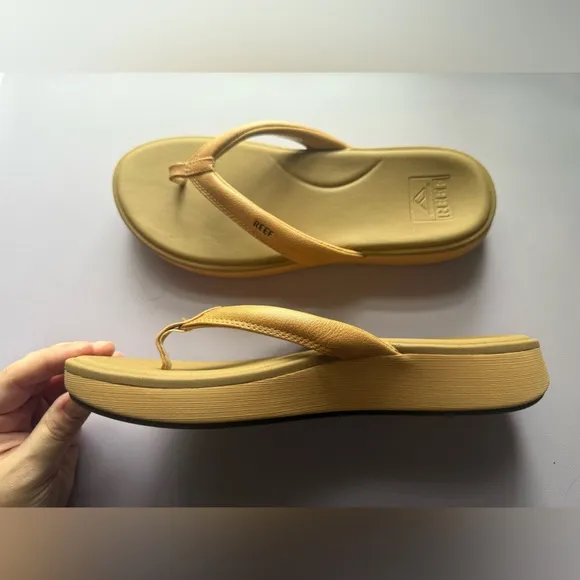 NWOT Reef Women’s Natural Beige Cushion Cloud Sandals - Size 9