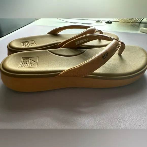 NWOT Reef Women’s Natural Beige Cushion Cloud Sandals - Size 9