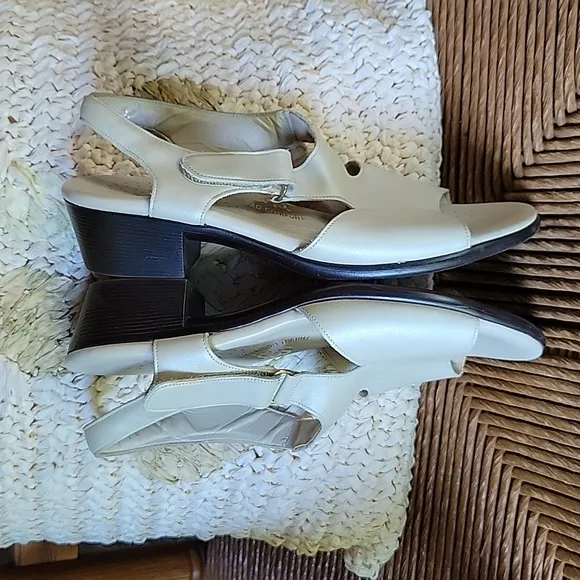 NWOT, SAS Suntimer heel strap sandal, size 9 M