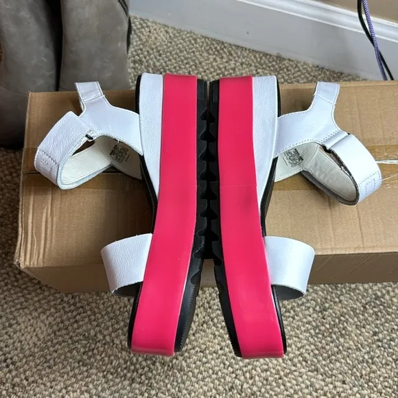 NWOT • Sorel • Cameron™ Flatform Sandal • 🖤🩷🤍 White/Punch Pink 🤍🩷🖤 • 8.5