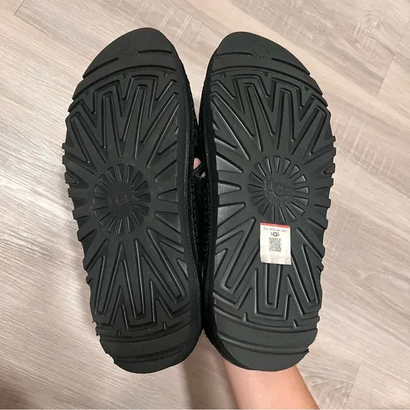 NWOT UGG Goldenstar Cross Slide Sandals