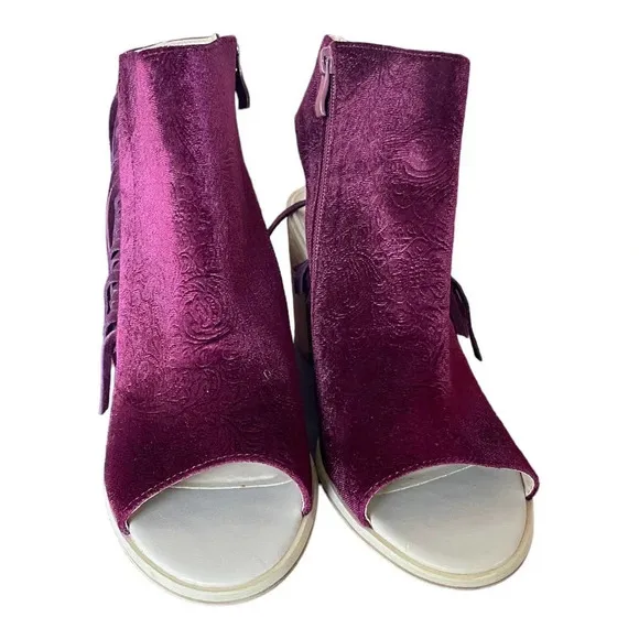 NWOT Very Volatile Women's Edgy Fringe Wine Peep-Toe Booties Size 9 (Fits 8.5)