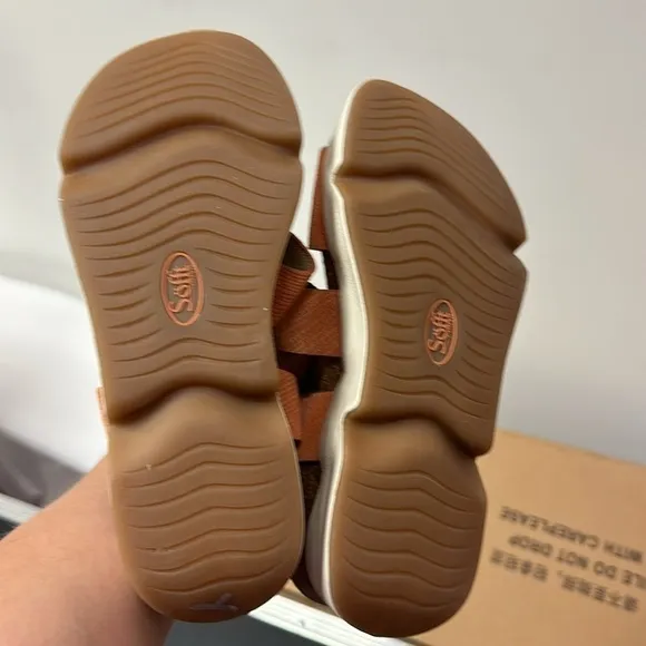 NWOT women’s Sofft sandals size 8