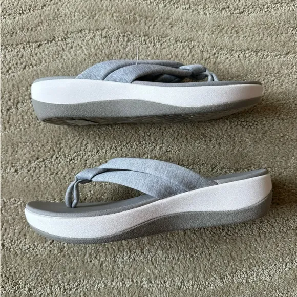 NWT Clarks Arla Kaylie Thong Terry Fabric Flip Flop Sandals Light Gray &amp; White 9
