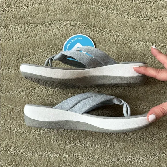 NWT Clarks Arla Kaylie Thong Terry Fabric Flip Flop Sandals Light Gray &amp; White 9