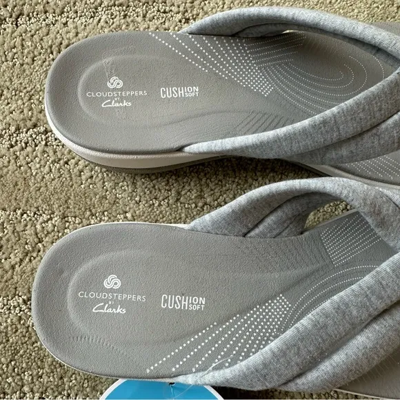 NWT Clarks Arla Kaylie Thong Terry Fabric Flip Flop Sandals Light Gray &amp; White 9