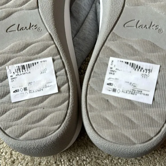 NWT Clarks Arla Kaylie Thong Terry Fabric Flip Flop Sandals Light Gray &amp; White 9