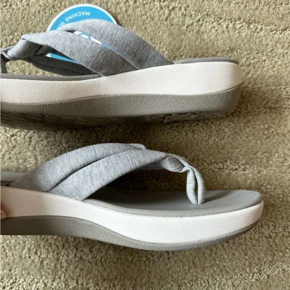 NWT Clarks Arla Kaylie Thong Terry Fabric Flip Flop Sandals Light Gray &amp; White 9