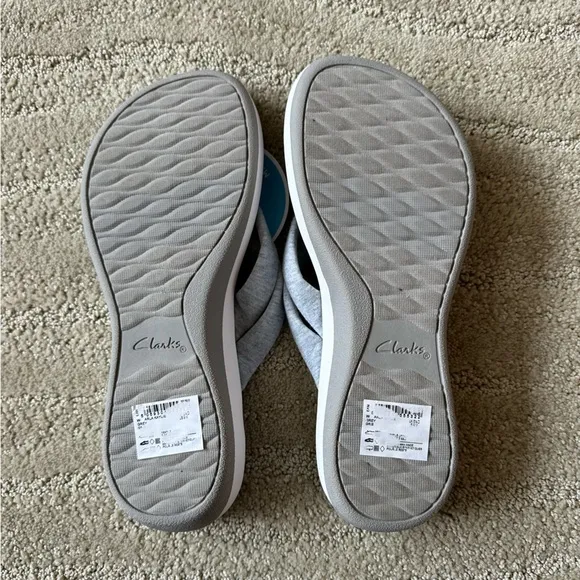 NWT Clarks Arla Kaylie Thong Terry Fabric Flip Flop Sandals Light Gray &amp; White 9