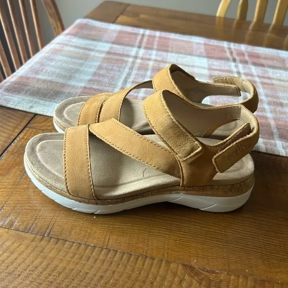 NWT Earth size six sandals .  . Camel color .