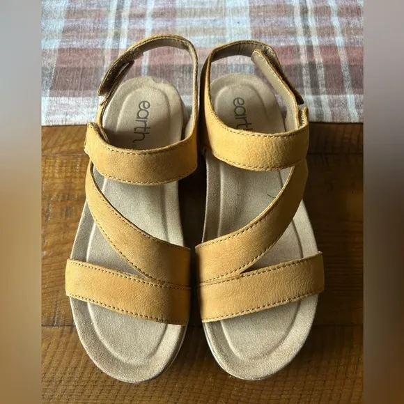 NWT Earth size six sandals .  . Camel color .