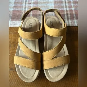 NWT Earth size six sandals .  . Camel color .