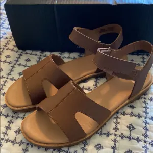 NWT Sorel Ella III Ankel strap Brown Leather Women's Sandals. Size 9.5.