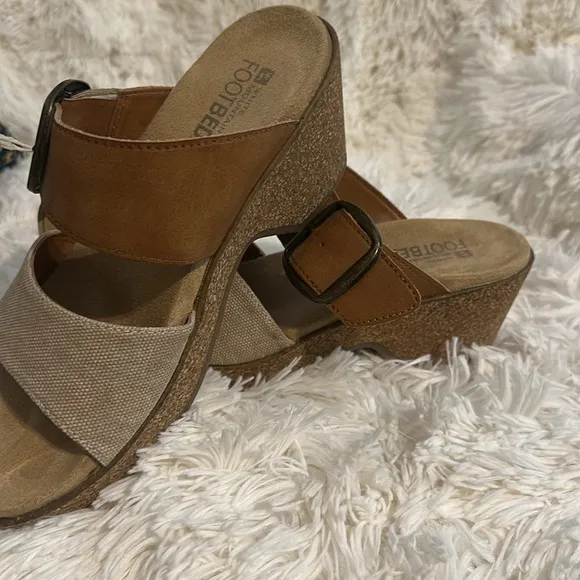 NWT white mountain footbeds Women's Copious Platform Wedge Sandals Tan size 8