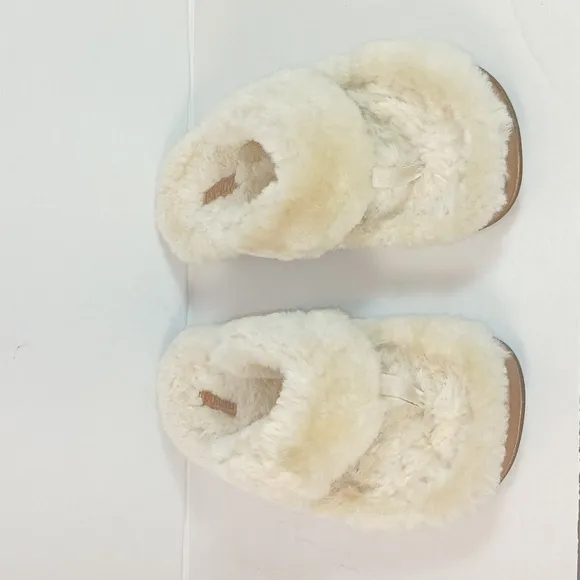 Olukai Kīpe'a Heu Women’s Fuzzy Slipper Sandals in cream